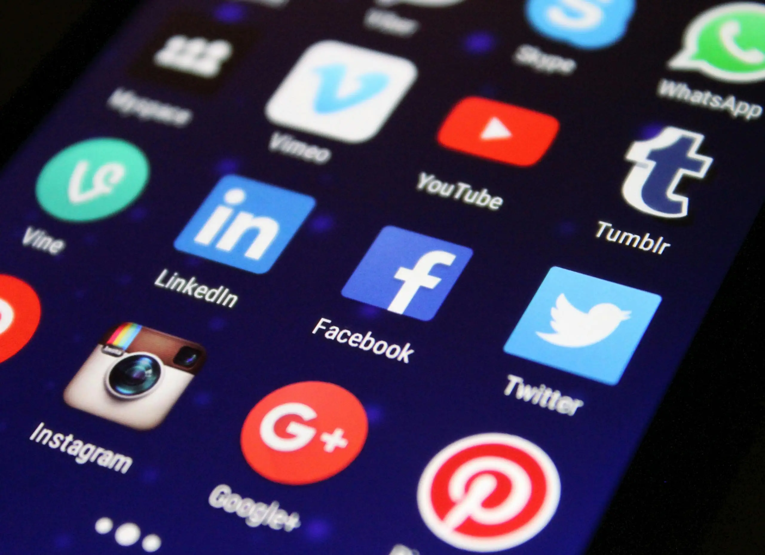close up of a smartphone screen showing various social media app icons such as facebook and twitter. 267350 scaled Close-up of a smartphone screen showing various social media app icons such as Facebook and Twitter.